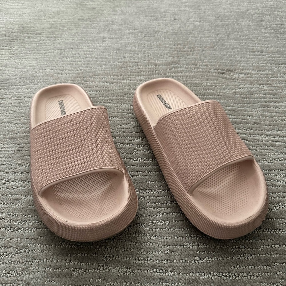 Cushionaire slides. Blush pink. Size 8